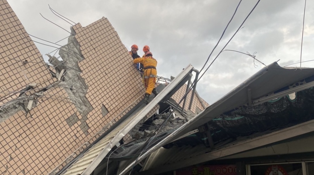 Σεισμός στην Ταϊβάν: Διασώστες στα συντρίμμια