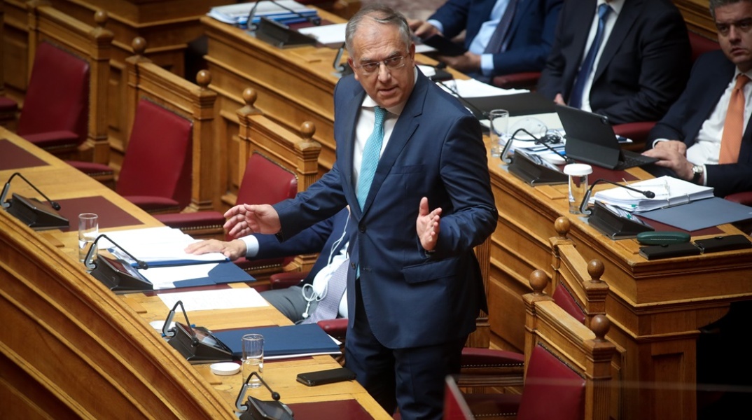 Ο υπουργός Προστασίας του Πολίτη, Τάκης Θεοδωρικάκος, στο βήμα της Βουλής
