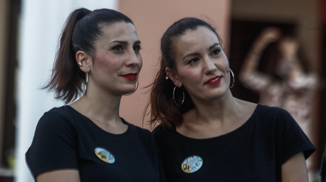 Δίδυμες γυναίκες στη συνάντηση των Τρικάλων