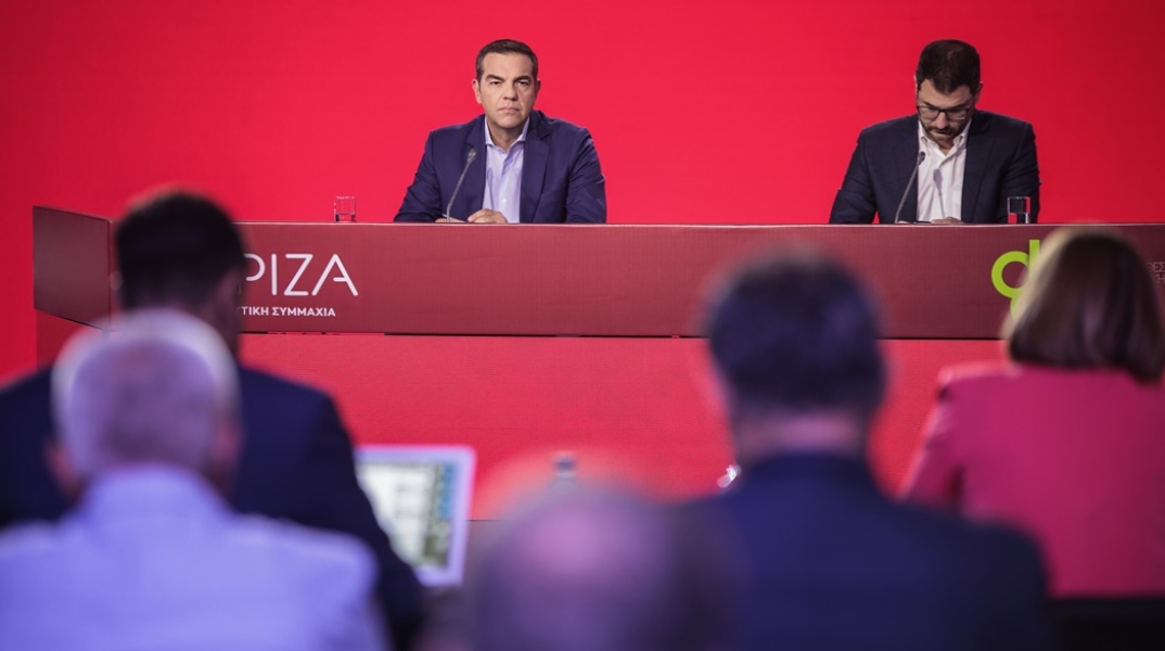 Ο Αλέξης Τσίπρας και ο Νάσος Ηλιόπουλος σε έδρανο για τη συνέντευξη Τύπου στη ΔΕΘ