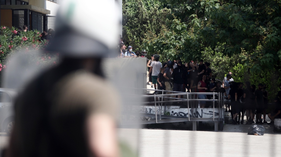 Επεισόδια στη Θεσσαλονίκη: Αθώος λόγω αμφιβολιών κρίθηκε ο 27χρονος που είχε συλληφθεί μέσα στο πανεπιστημιακό campus - Υποστήριξε ότι δεν είχε καμία εμπλοκή.