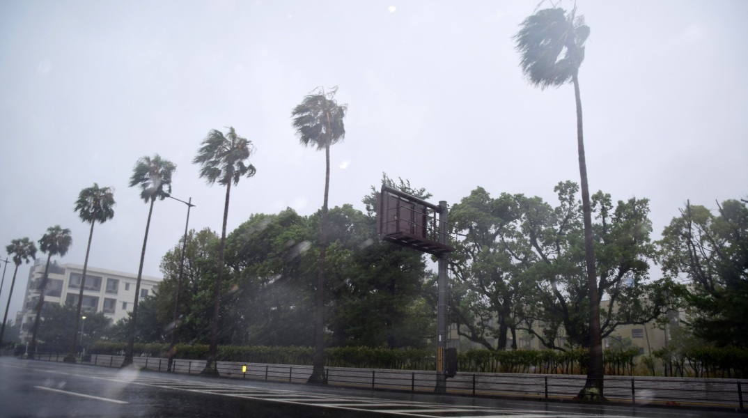 Ο τυφώνας Nanmadol πλήττει την Ιαπωνία: Εννέα εκατομμύρια κάτοικοι εκτοπισμένοι, δύο νεκροί, ενώ τουλάχιστον στους ενενήντα ανέρχονται οι τραυματίες. Βίντεο - ντοκουμέντα καταγράφουν το σαρωτικό του πέρασμα. 