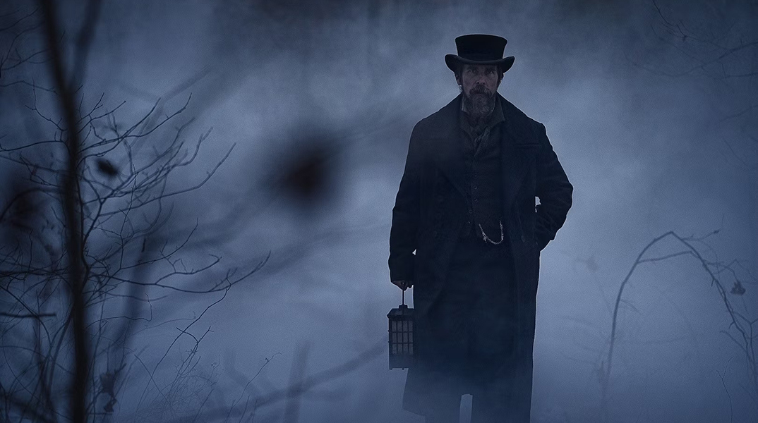 Ο Κρίστιαν Μπέιλ στον ρόλο του Ογκάστους Λάντορ στην ταινία «Βλέμμα από γαλάζιο»