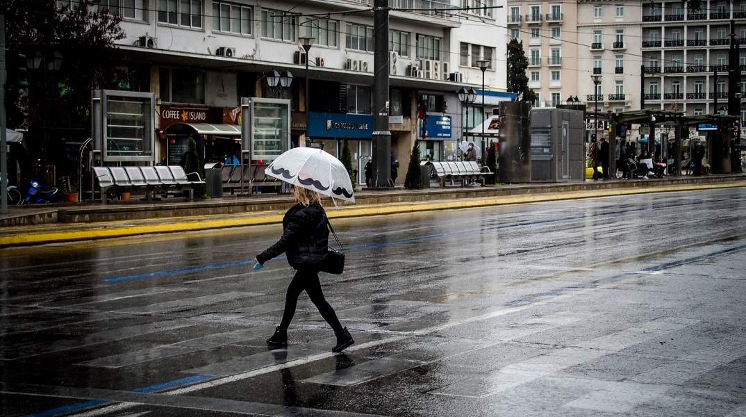 Κακοκαιρία αναμένεται να πλήξει αύριο Τετάρτη 21/9 πολλές περιοχές της χώρας, με τοπικές βροχές, σποραδικές καταιγίδες αλλά και αισθητή πτώση της θερμοκρασίας.