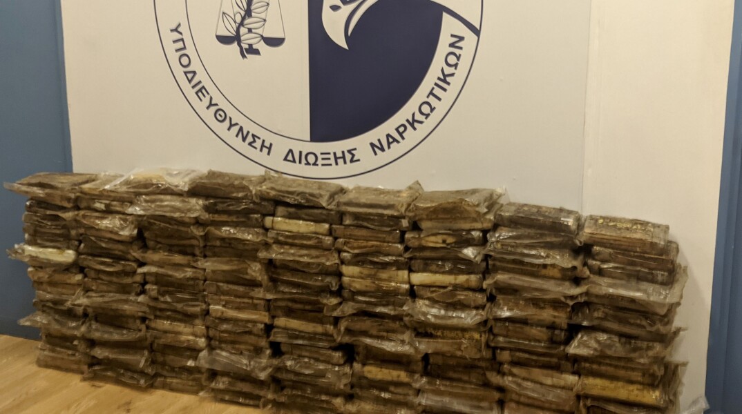 Η Ελληνική Αστυνομία κατέσχεσε 173 κιλά κοκαΐνης, αξίας 6 εκατ. δολαρίων – Τα ναρκωτικά έφτασαν στον Πειραιά από τη Νότια Αφρική μέσα σε ειδική κρύπτη. 
