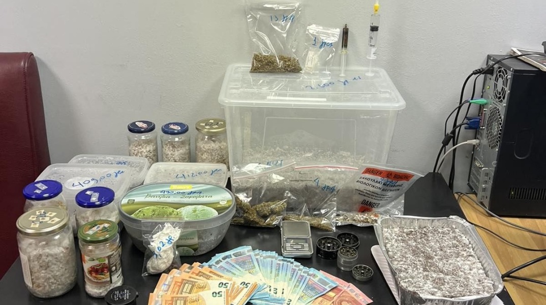 Αστυνομικός σκύλος βρήκε παραισθησιογόνα μανιτάρια που καλλιεργούσε φοιτητής στην Άρτα - Ο 25χρονος έκρυβε τα τροποποιημένα ναρκωτικά  στο σπίτι του.