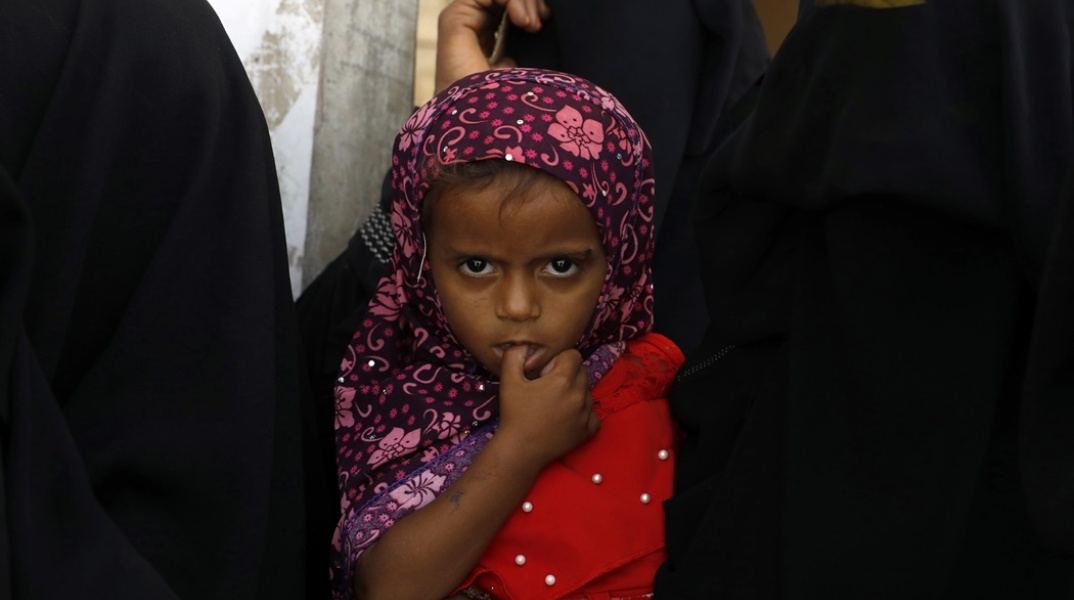 Κοριτσάκι με μαντήλα στην Υεμένη έχει το χεράκι του στο στόμα