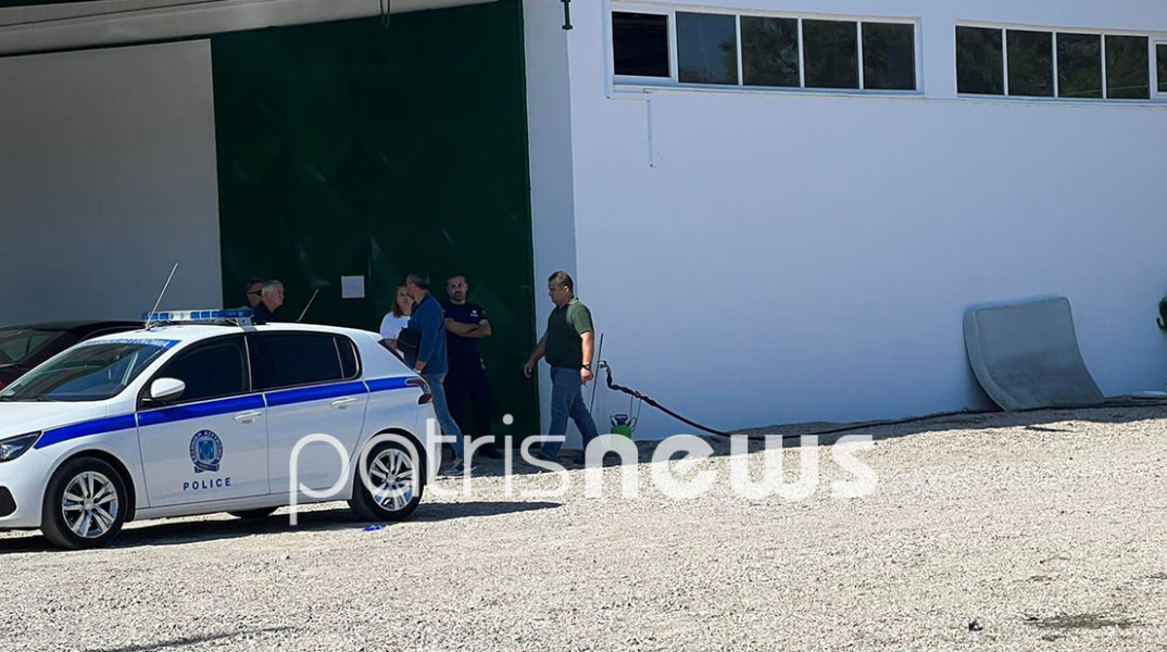 Περιπολικό της ΕΛ.ΑΣ. και αστυνομικοί στο σημείο όπου βρέθηκε νεκρός ο επιχειρηματίας