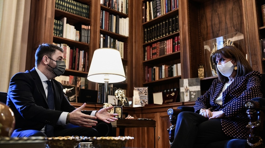 Η Πρόεδρος της Δημοκρατίας, Κατερίνα Σακελλαροπούλου, και ο Νίκος Ανδρουλάκης στο Προεδρικό Μέγαρο