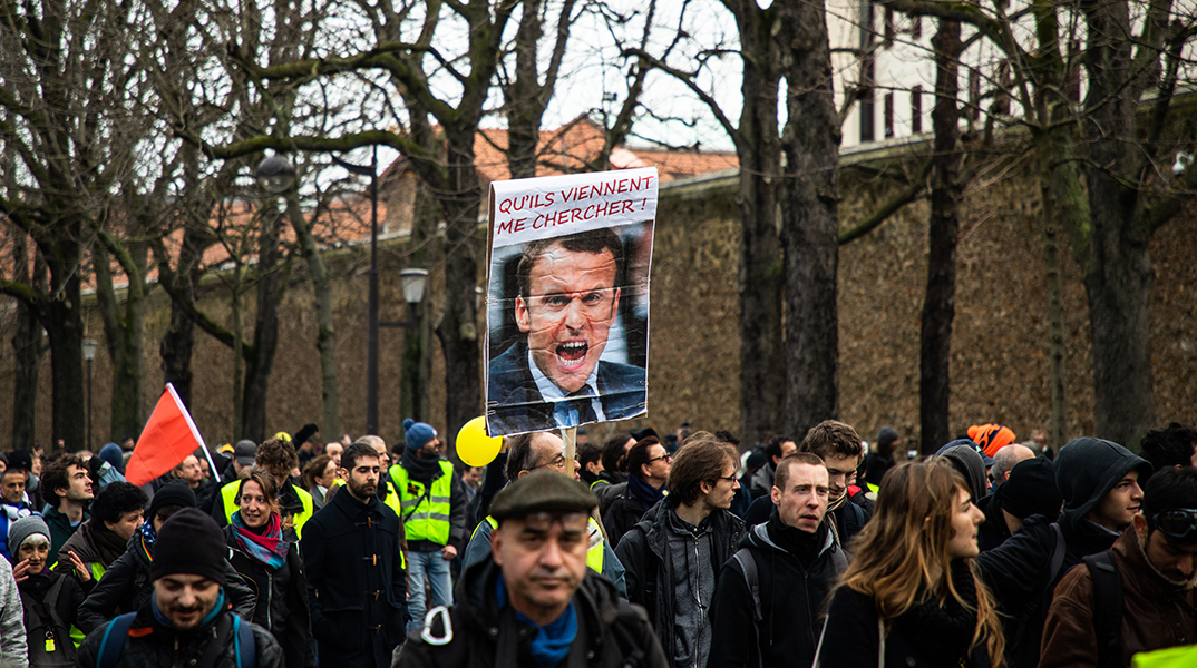 Διαδήλωση των Κίτρινων Γιλέκων στη Γαλλία - Πλακάτ με τον Εμανουέλ Μακρόν