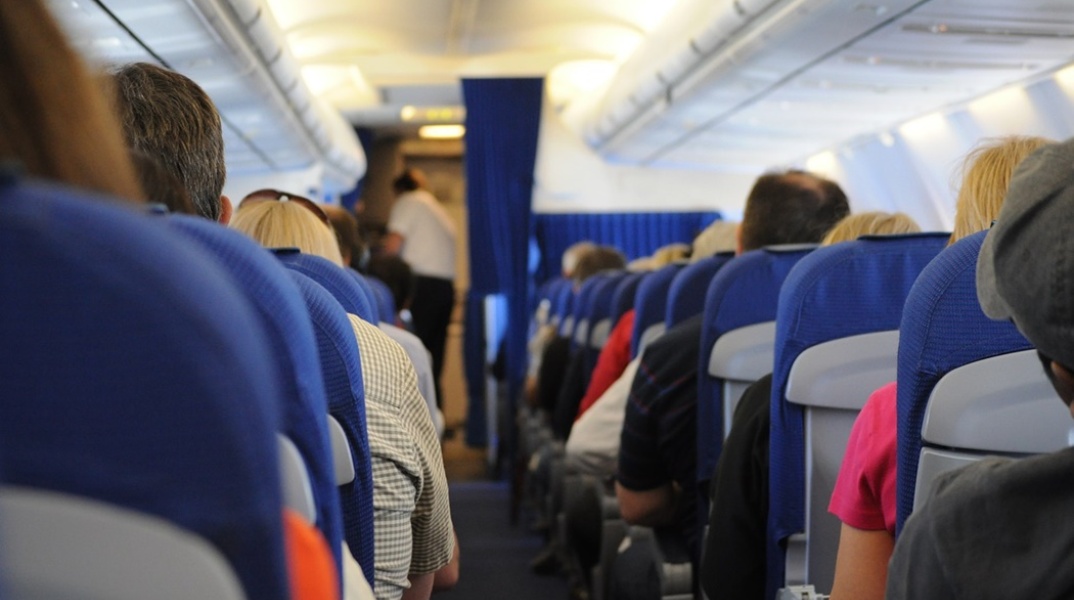 Επιβάτες στις θέσεις τους μέσα σε αεροπλάνο