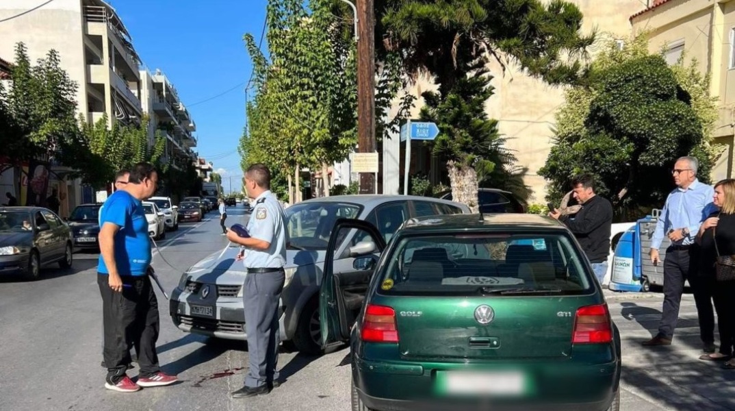 Καλαμάτα: Τρελή πορεία ηλικιωμένου οδηγού Ι.Χ: Τραυμάτισε οδηγό μηχανής, δύο μαθητές και έπεσε πάνω σε άλλο αυτοκίνητο.