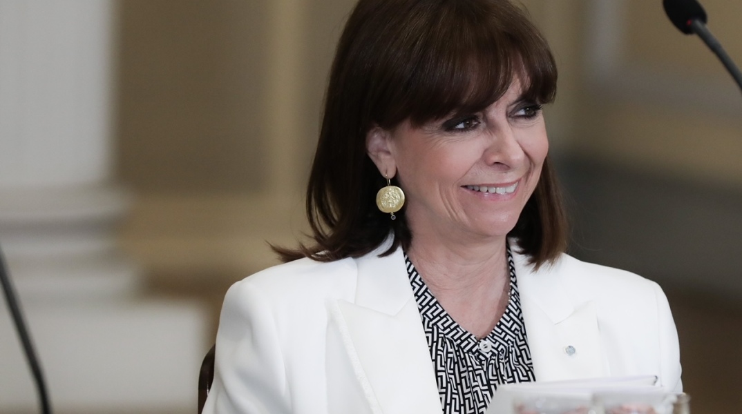 Κατερίνα Σακελλαροπούλου: Στο πλαίσιο της επίσκεψής της στη Σύρο, η Πρόεδρος της Δημοκρατίας ανακηρύχθηκε επίτιμη δημότης του νησιού. 