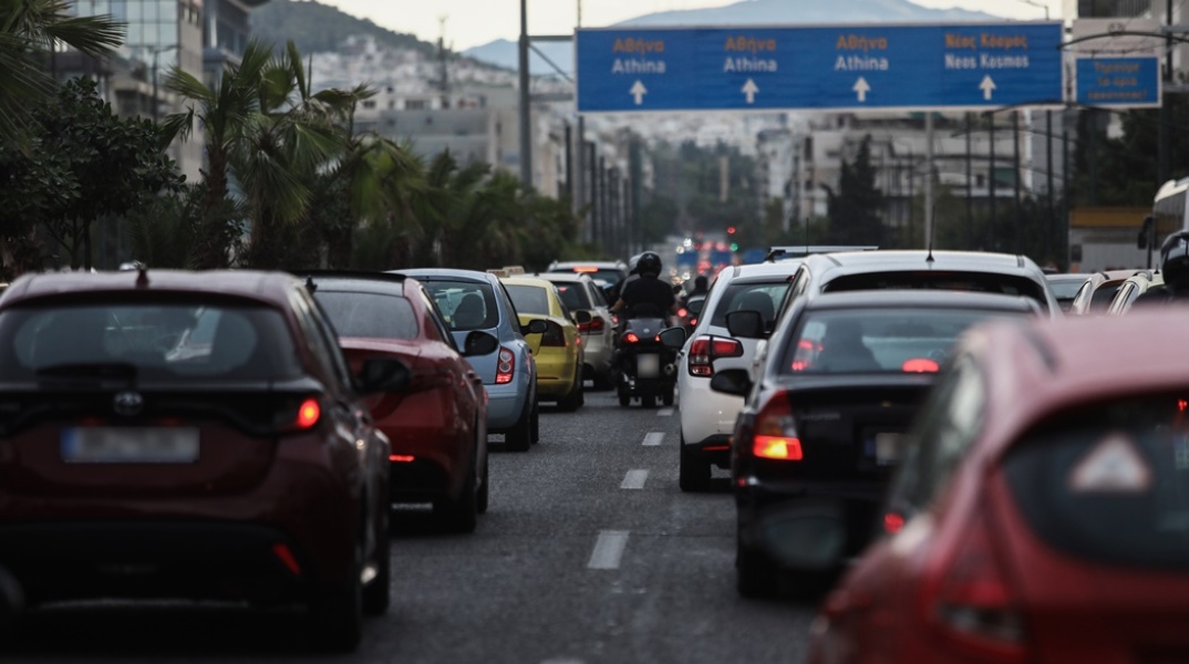 Κίνηση και ουρές αυτοκινήτων  στο κέντρο της Αθήνας