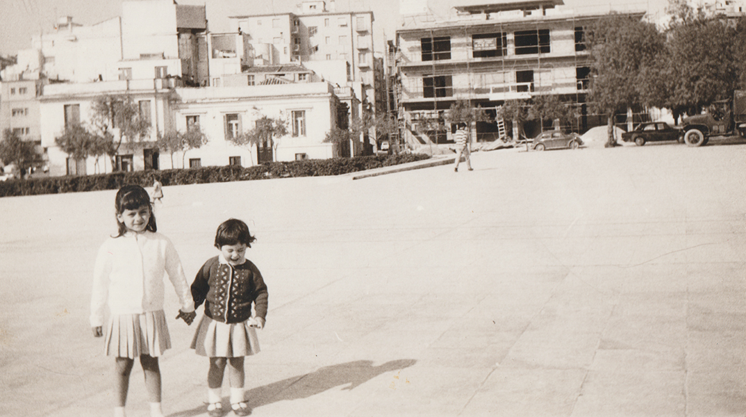 Η Μανίνα Ζουμπουλάκη με την αδερφή της μπροστά στο μαυσωλείο του Μεχμέτ Αλή στην Καβάλα στα 60s