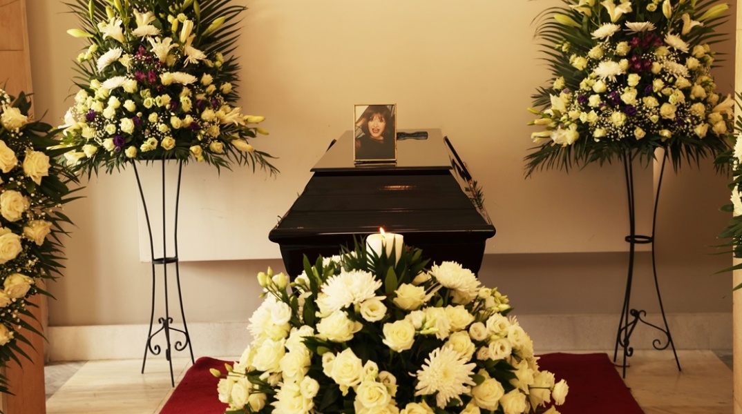 Κηδεία Μάρθας Καραγιάννη: Το φέρετρο της ηθοποιού