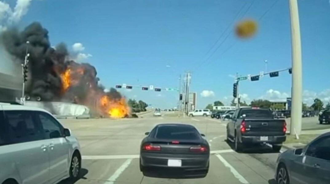 Νταλίκα πέφτει από αερογέφυρα στο Τέξας και τυλίγεται στις φλόγες