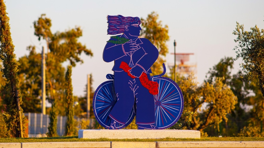 To The Ellinikon Experience Park τιμά τον καλλιτέχνη Αλέκο Φασιανό με ένα εντυπωσιακό γλυπτό, εμπνευσμένο από το περίφημο έργο «Ποδηλάτης στο μπαλκόνι».