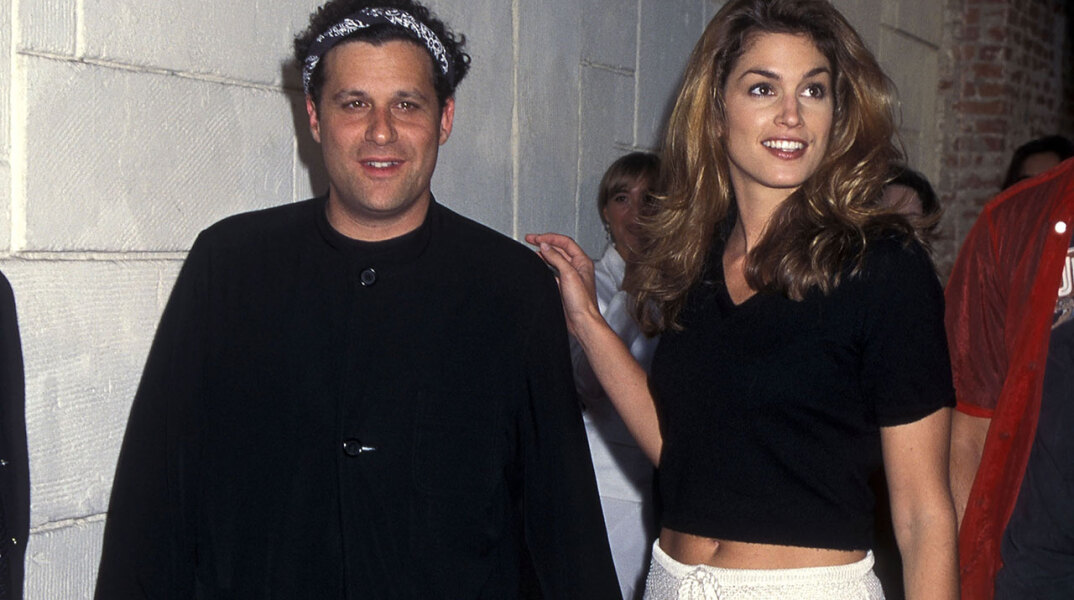 Ο σχεδιαστής μόδας Isaac Mizrahi και το μοντέλο Cindy Crawford στο Mann Festival Theatre στο Westwood, Καλιφόρνια, 1995 © Getty Images/ Ron Galella, Ltd./Ron Galella Collection