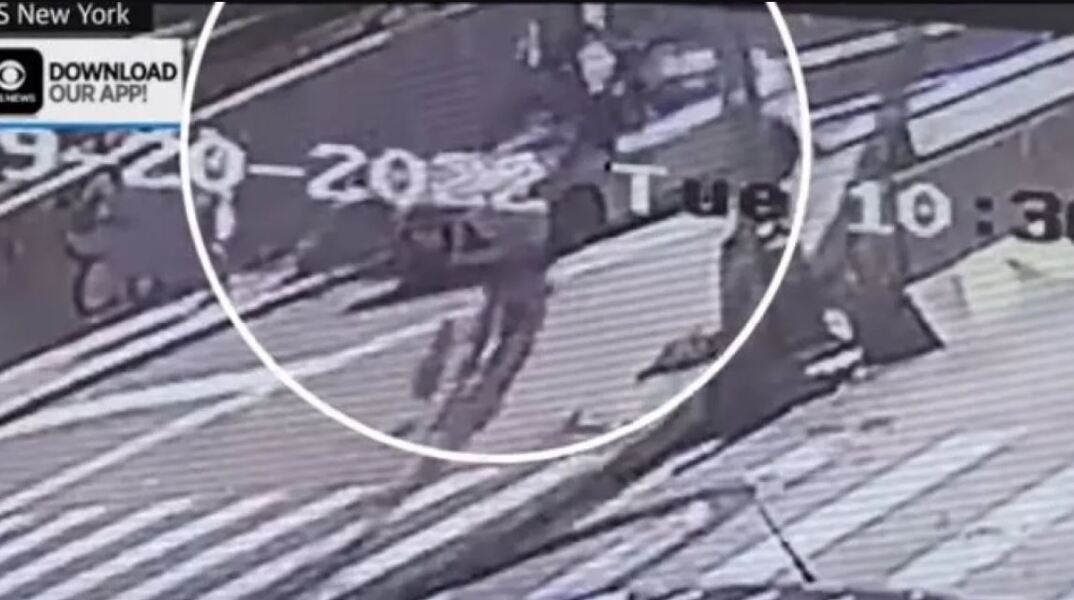 Νέα Υόρκη: Η στιγμή της πτώσης γερανού σε αυτοκίνητο