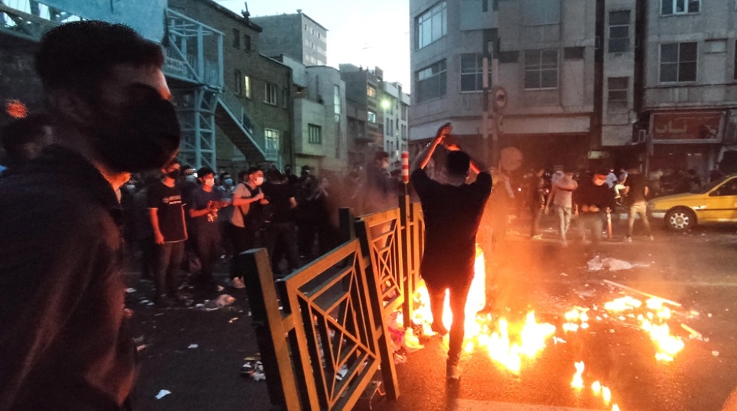 Φωτιές στους δρόμους του Ιράν κατά τη διάρκεια διαδήλωσης