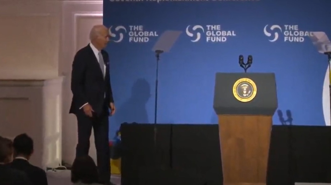 Νέα στιγμή αμηχανίας για τον Τζο Μπάιντεν: Μετά το τέλος της ομιλίας του στη Γενική Συνέλευση του ΟΗΕ, εμφανίστηκε χαμένος τη στιγμή της καθόδου του από τη σκηνή.