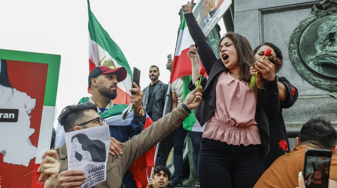 Η υποχρεωτική χρήση της μαντίλας στο Ιράν, η εφαρμογή της σαρίας ως νόμου, οι ελευθερίες που στερούνται οι γυναίκες και ο αγώνας που δίνουν.