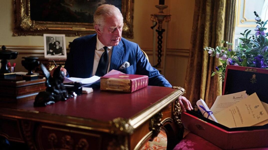 Η πρώτη επίσημη φωτογραφία του νέου μονάρχη της Βρετανίας Κάρολου Γ΄ αναρτήθηκε στον λογαριασμό της βασιλικής οικογένειας στο Instagram.