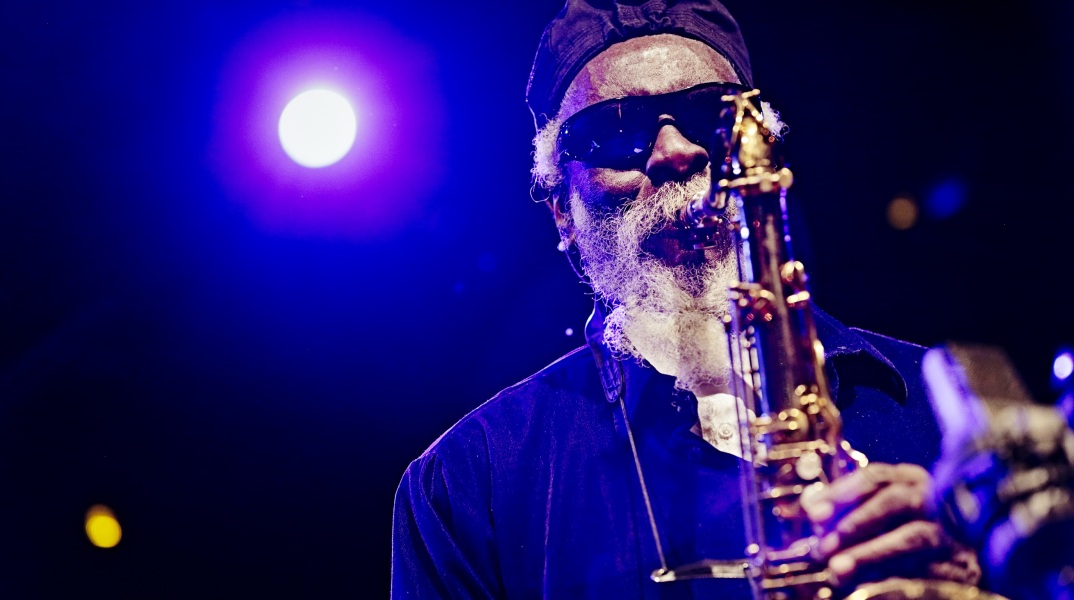 Μια κολοσσιαία φυσιογνωμία της τζαζ μουσικής, ο σαξοφωνίστας Pharoah Sanders πέθανε στα 81 του χρόνια – H διαδρομή και οι σπουδαιότερες συνεργασίες του.