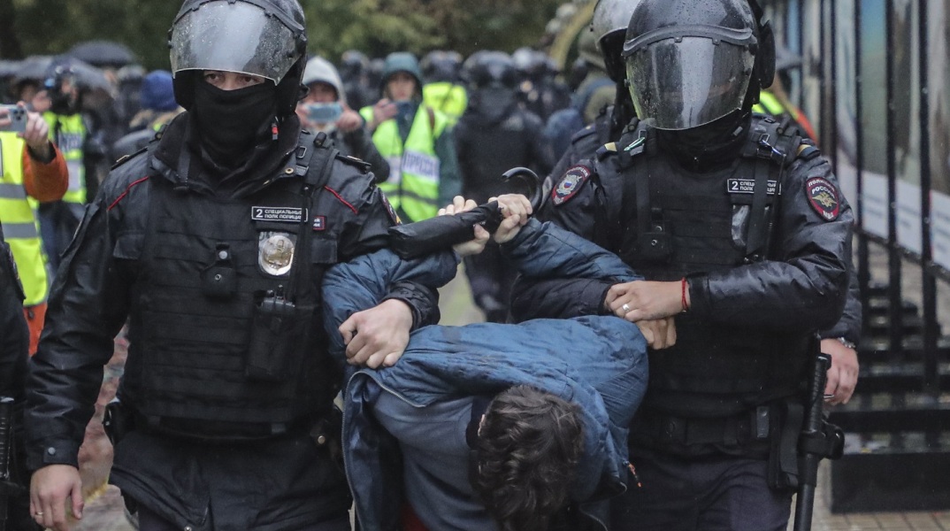 Ρωσία: Φυλάκιση για τους λιποτάκτες και χορήγηση υπηκοότητας στους αλλοδαπούς που θα υπηρετήσουν στον στρατό προβλέπουν οι νόμοι που επικύρωσε ο πρόεδρος Πούτιν.