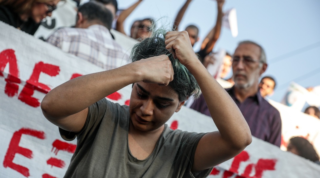Μαχσά Αμινί: Διαμαρτυρία Ιρανών πραγματοποιήθηκε το Σάββατο στο Σύνταγμα - Γυναίκες έκοψαν τα μαλλιά τους και έκαψαν χιτζάμπ. 