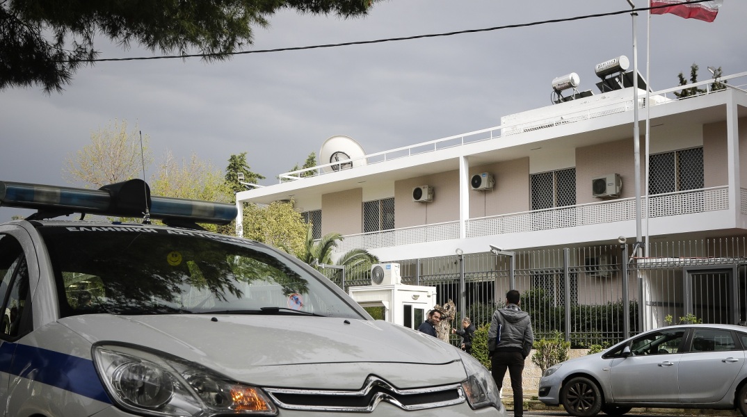 Άγνωστοι επιτέθηκαν τα ξημερώματα της Κυριακής με βόμβα μολότοφ κατά της πρεσβείας του Ιράν στο Ψυχικό - Δεν υπήρξαν αναφορές για υλικές ζημιές ή τραυματίες. 