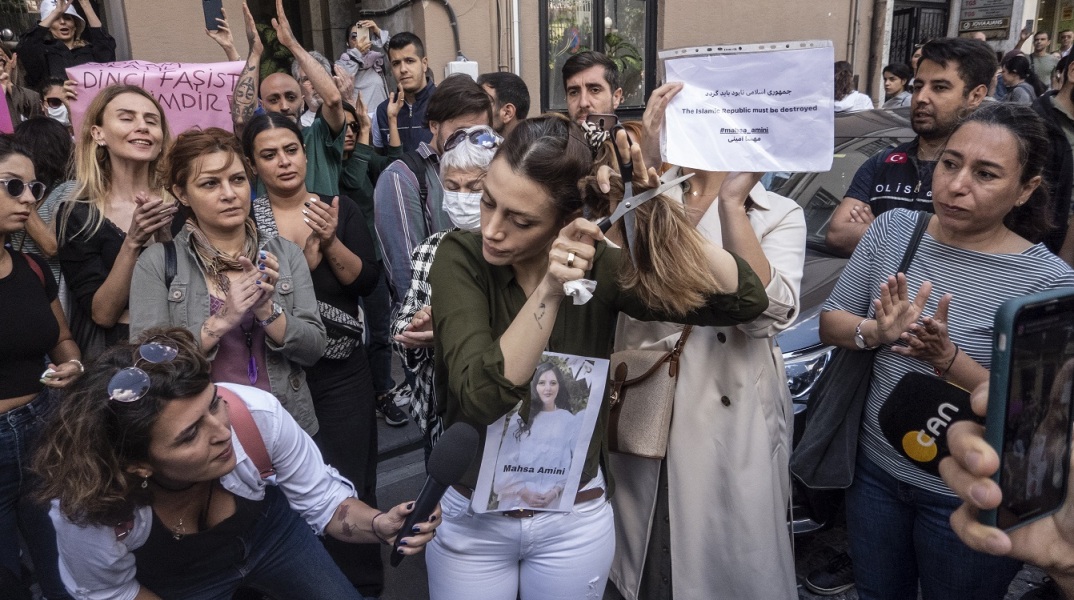 Η εξέγερση των γυναικών στο Ιράν, με αφορμή τη δολοφονία της Μαχσά Αμινί