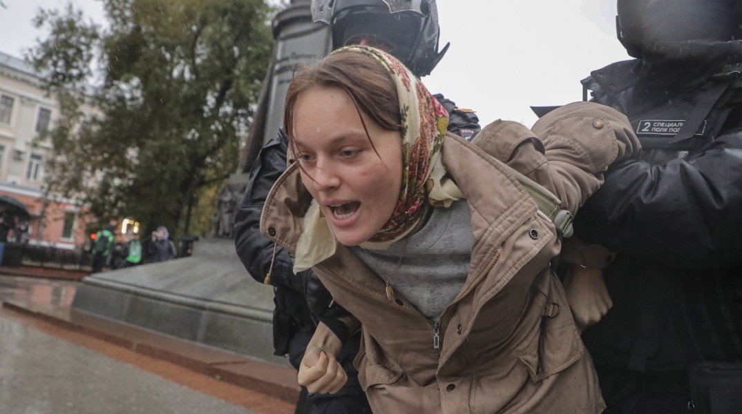 Ρωσία: Εκατοντάδες συλλήψεις διαδηλωτών, βαρύτερες ποινές για τους λιποτάκτες, εν μέσω της επιστράτευσης χιλιάδων εφέδρων. 