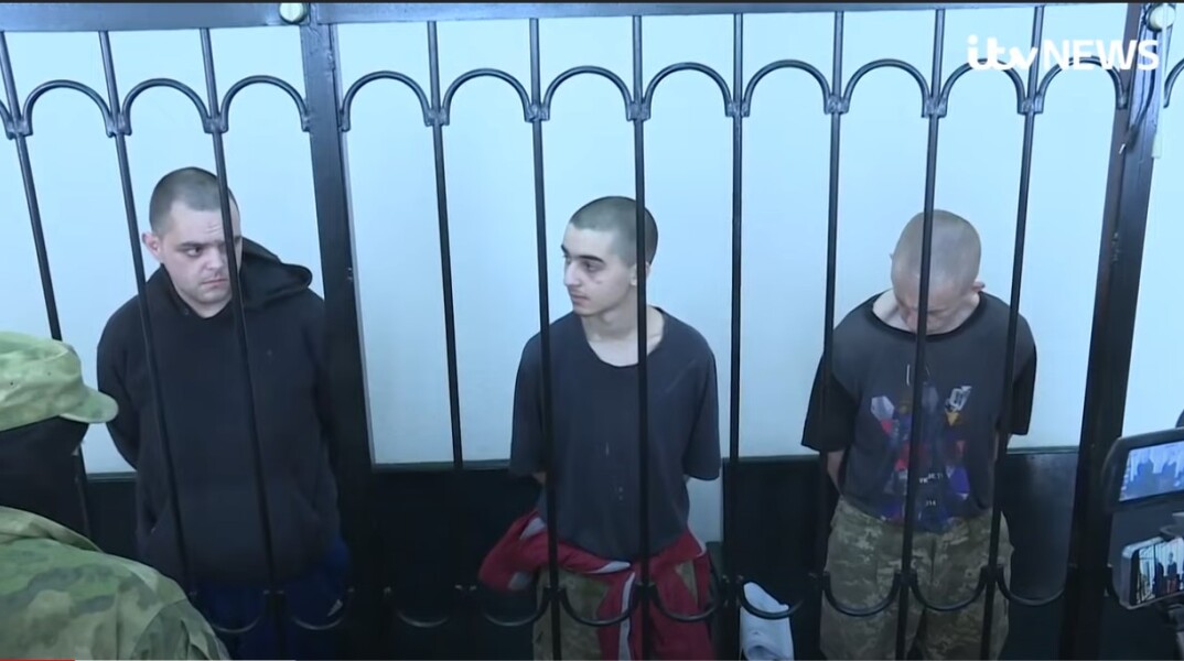 Αιχμάλωτοι των ρωσικών δυνάμεων στην Ουκρανία - Στα αριστερά ο Βρετανός Άσλιν