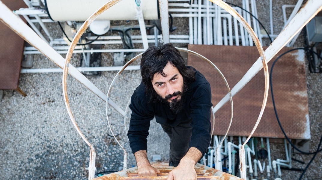 Ο μουσικός Αντώνης Αντωνίου μιλάει στην ATHENS VOICE για το προσωπικό του άλμπουμ «Θρόισμα», την περιοδεία των Monsieur Doumani στην Ιαπωνία και τη rock στροφή του.