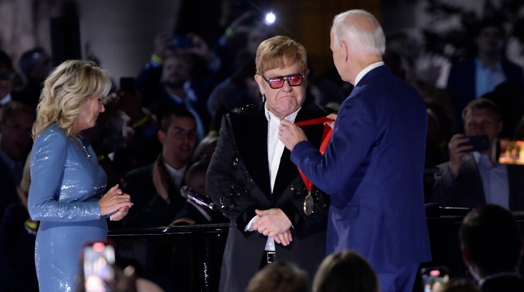 Ο Έλτον Τζον δέχεται το Εθνικό Μετάλλιο Ανθρωπιστικών Σπουδών από τον Τζο Μπάιντεν