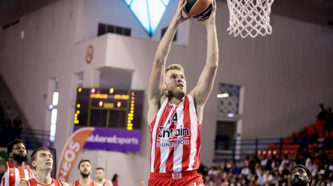 Ο Σάσα Βεζένκοβ καρφώνει στο φιλικό του Ολυμπιακού με τον Ερυθρό Αστέρα