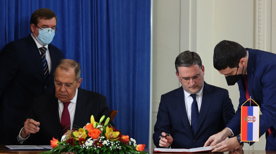 Σερβία και Ρωσία υπέγραψαν συμφωνία για τις διμερείς τους σχέσεις στη Νέα Υόρκη - Εξηγήσεις ζητούν οι ΗΠΑ, αντιδράσεις και από την ΕΕ.