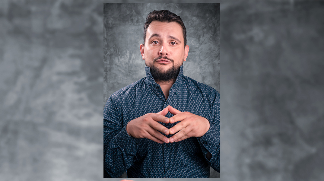 Ο Στέλιος Ανατολίτης έπιασε «Κανονική δουλειά» στο Θέατρο Αλάμπρα