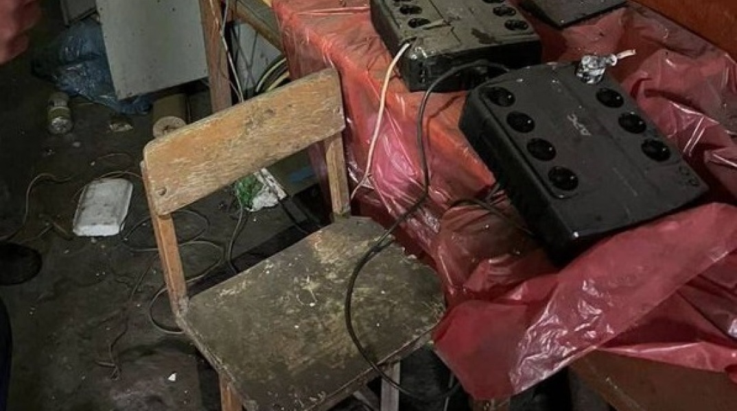 Το υπουργείο Άμυνας της Ουκρανίας έδωσε στη δημοσιότητα φωτογραφία που φέρεται να απεικονίζει ηλεκτρική καρέκλα σε ρωσικό θάλαμο βασανιστηρίων στο Χάρκοβο.