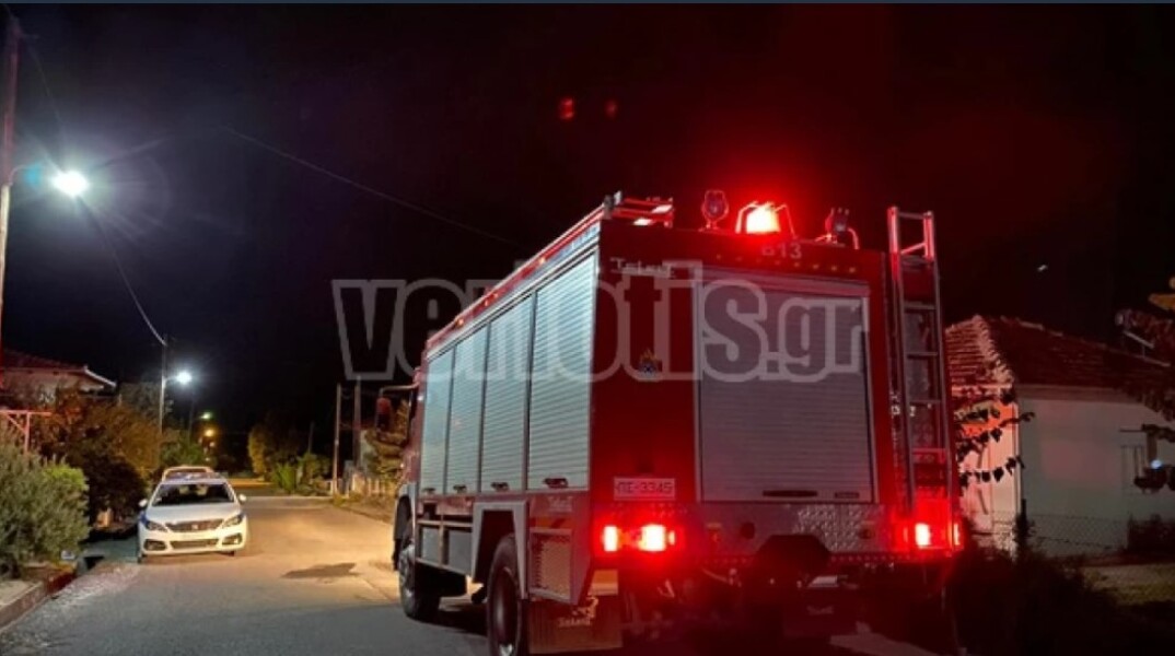 Πυροσβεστική έξω από σπίτι στη Βέροια νυχτερινές ώρες