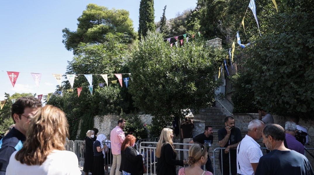Πολίτες σχηματίζουν ουρά έξω από τον ναό των Αγίων Ισιδώρων στον Λυκαβηττό