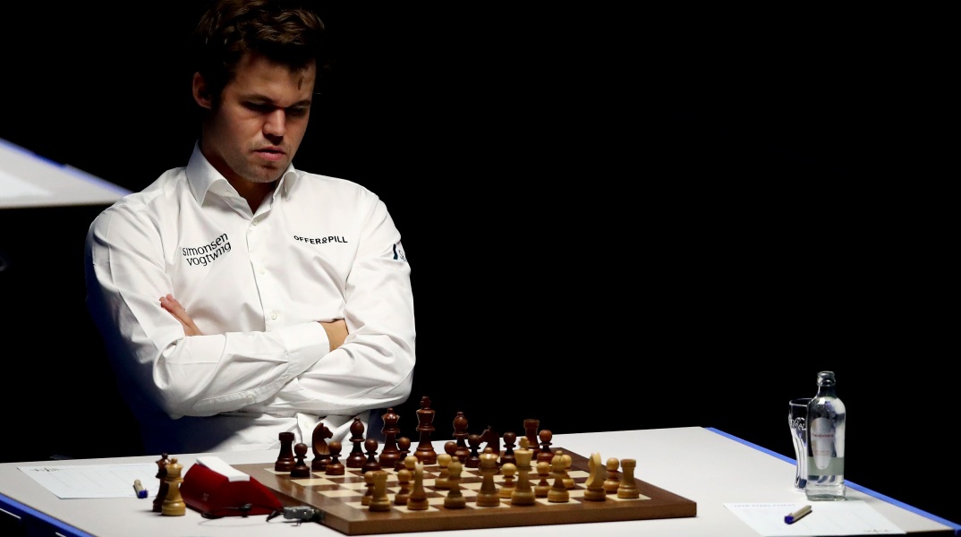 Magnus Carlsen: Ο Νορβηγός γκραν μετρ που μονοπωλεί τον πρωταθλητισμό στο παγκόσμιο σκάκι ηττήθηκε από έναν άγνωστο 19χρονο – Το παρασκήνιο της διαμάχης τους. 