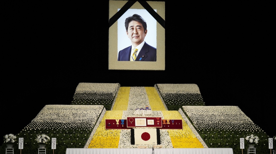 Η Ιαπωνία απηύθυνε το τελευταίο αντίο στον πρώην πρωθυπουργό Σίνζο Άμπε εν μέσω διαδηλώσεων - Περίπου 12 εκατομμύρια δολάρια επιβάρυνε το κράτος η τελετή. 