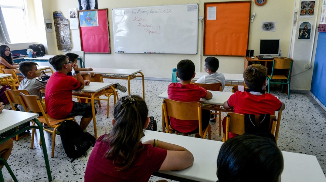 Μαθητές κάθονται στα θρανία τους σε σχολικές τάξεις
