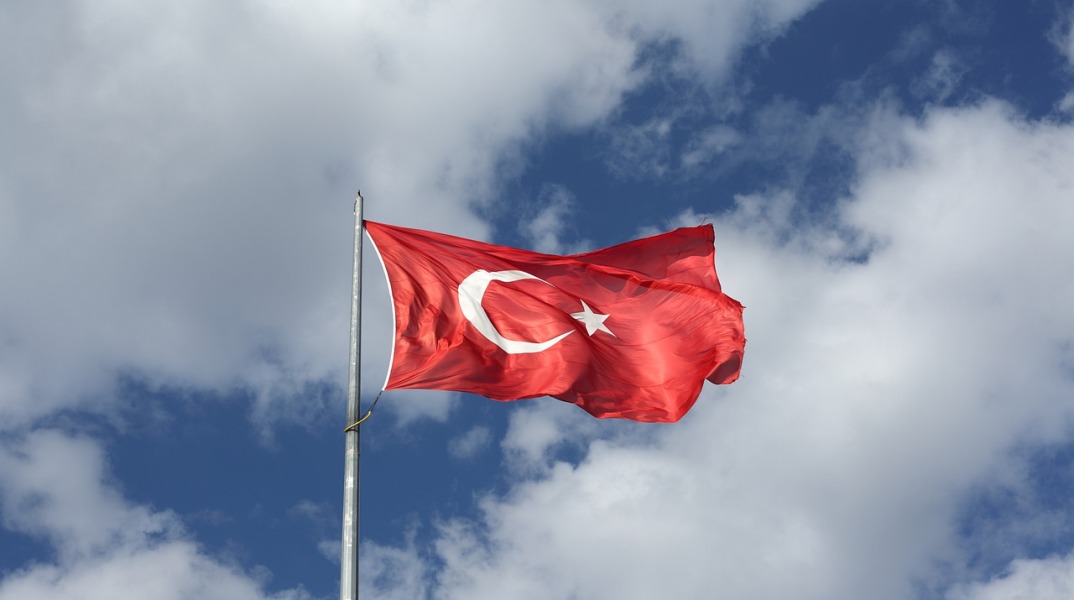 Η τουρκική σημαία κυματίζει στον ιστό της