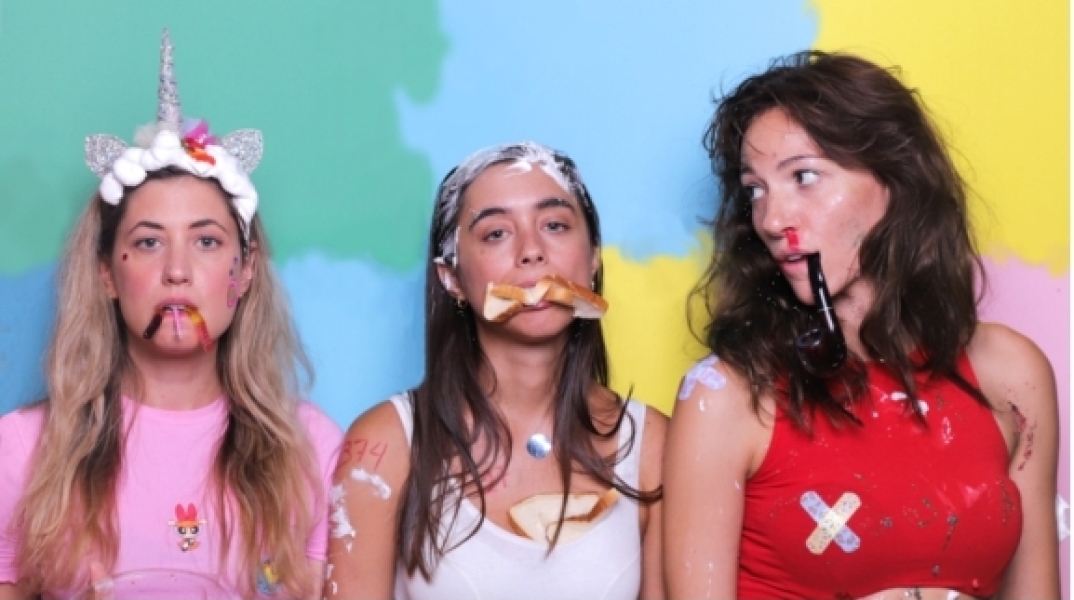 "Με σιχάθηκα...αλλά και πάλι όχι εντελώς" σε σκηνοθεσία  Κρίστελ Καπερώνη στο Θέατρο Tempus Verum - Εν Αθήναις 