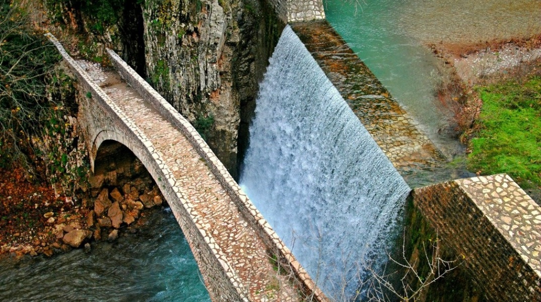 Ένα βιντεοσκοπημένο οδοιπορικό στην Παλαιοκαρυά Τρικάλων, από το κανάλι του Travel Inspiration - Μαγεύουν τον θεατή το γεφύρι και οι διπλοί καταρράκτες. 