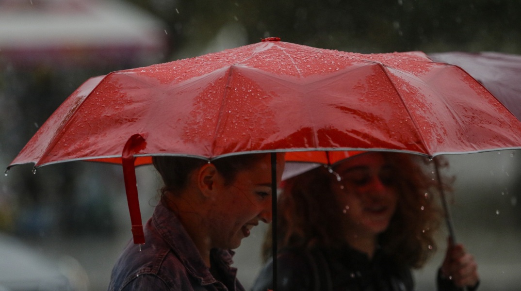 Ο καιρός αύριο, Πέμπτη 29 Σεπτεμβρίου: Βροχές και καταιγίδες στα δυτικά, παροδικές νεφώσεις σε Αθήνα και Θεσσαλονίκη – Η πρόγνωση του meteo. 